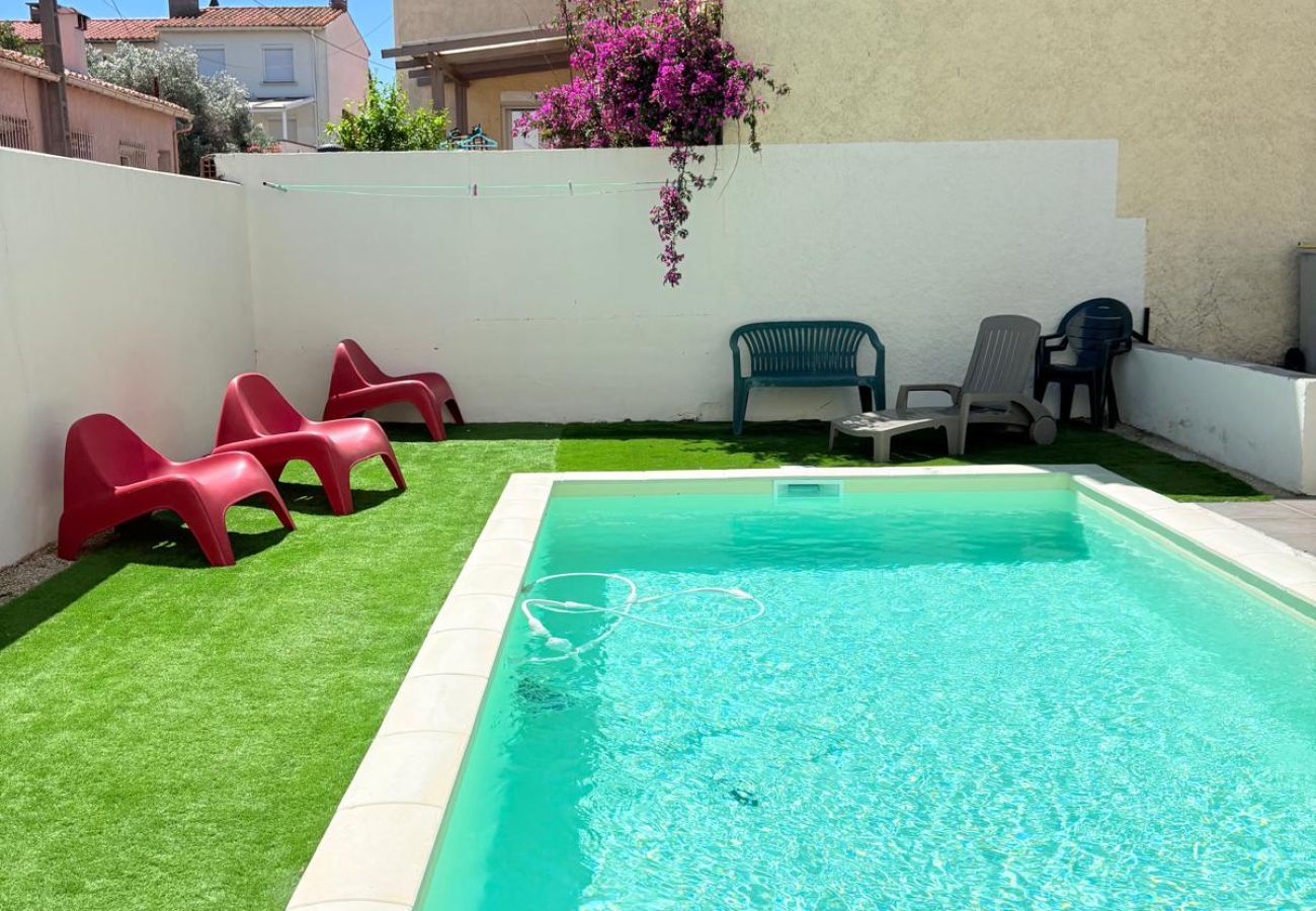 Villa à Saint-Cyprien - Spacieuse villa au village de St Cyprien pour 15 pers! Unique! 