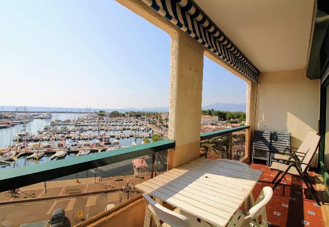 Terrasse avec vue sur le port de St Cyprien - INTENDANCE SAS
