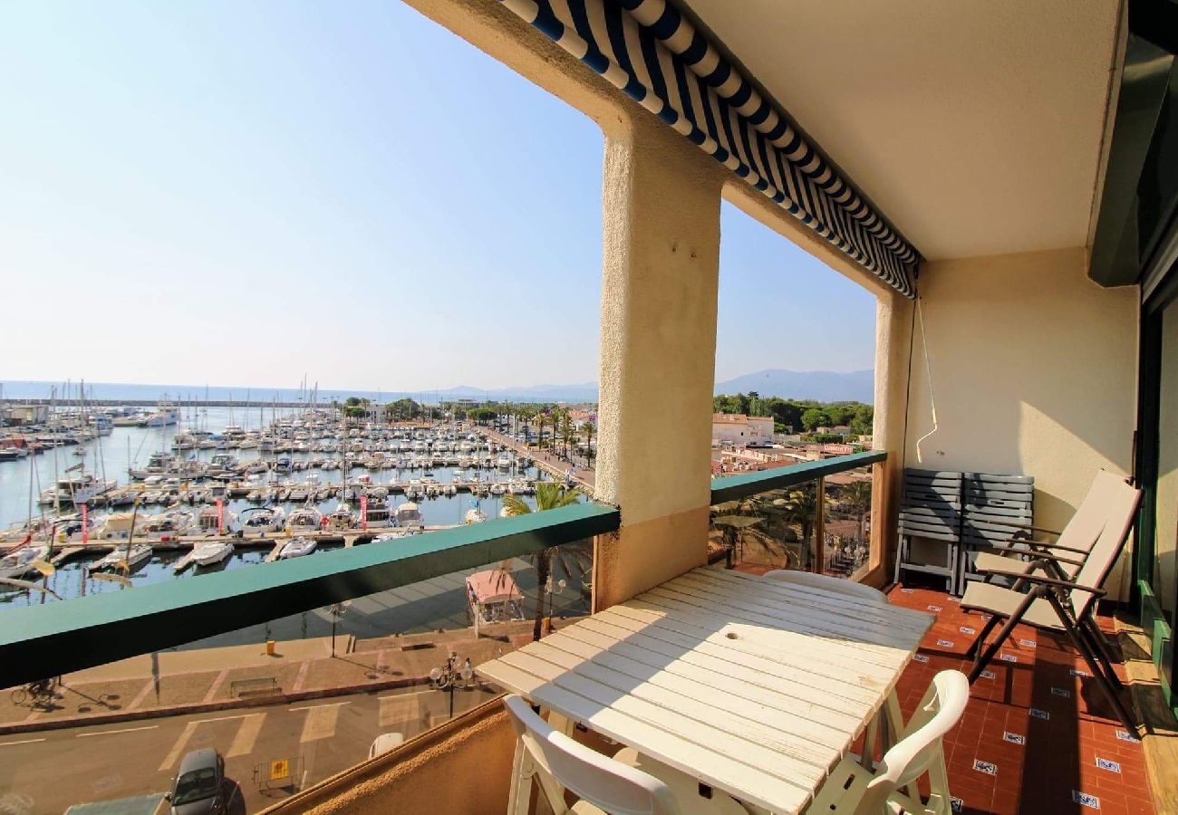 Terrasse avec vue sur le port de St Cyprien - INTENDANCE SAS