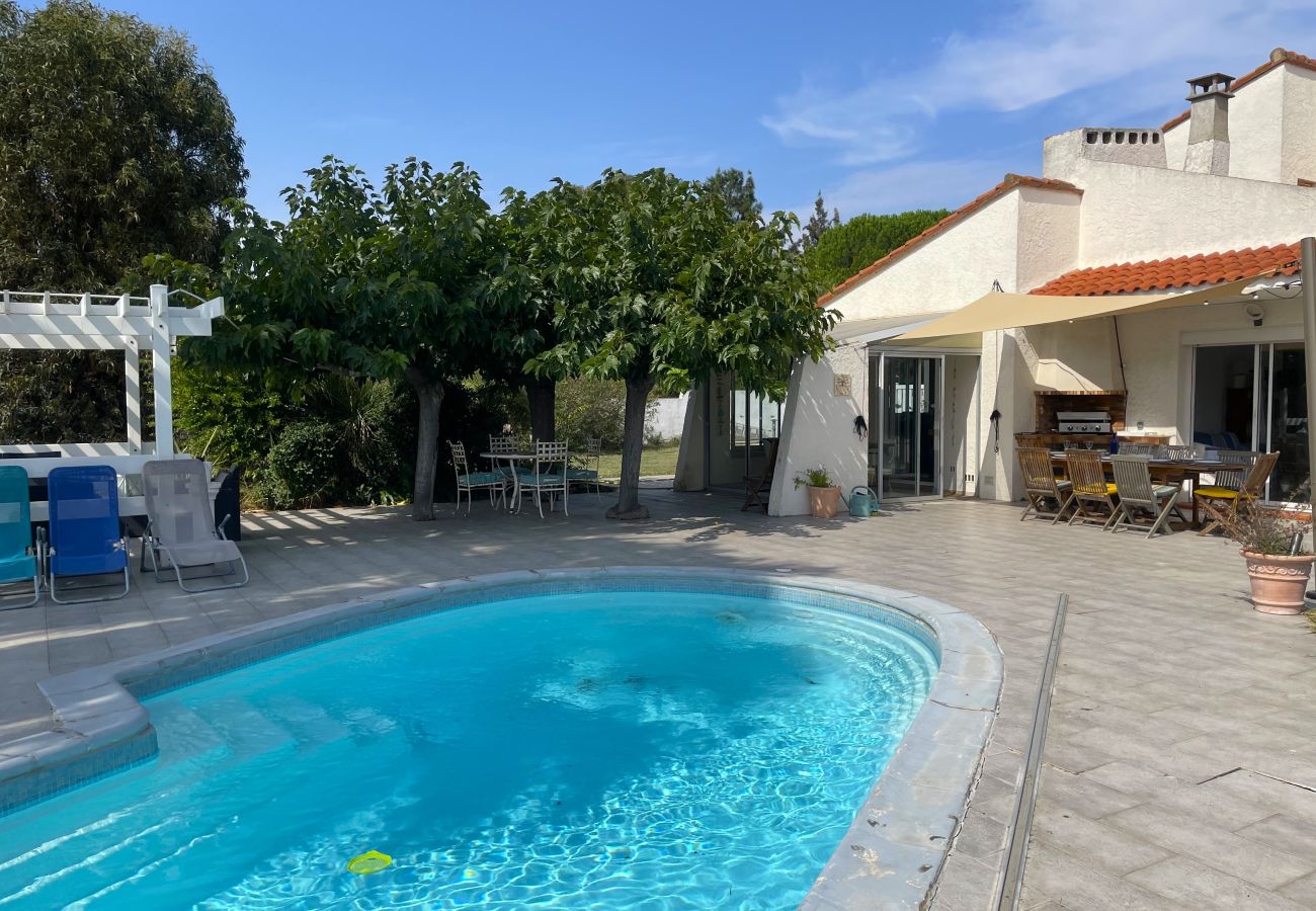 Villa à Saint-Cyprien - St Cyprien magnifique Villa piscine privée 10 personnes