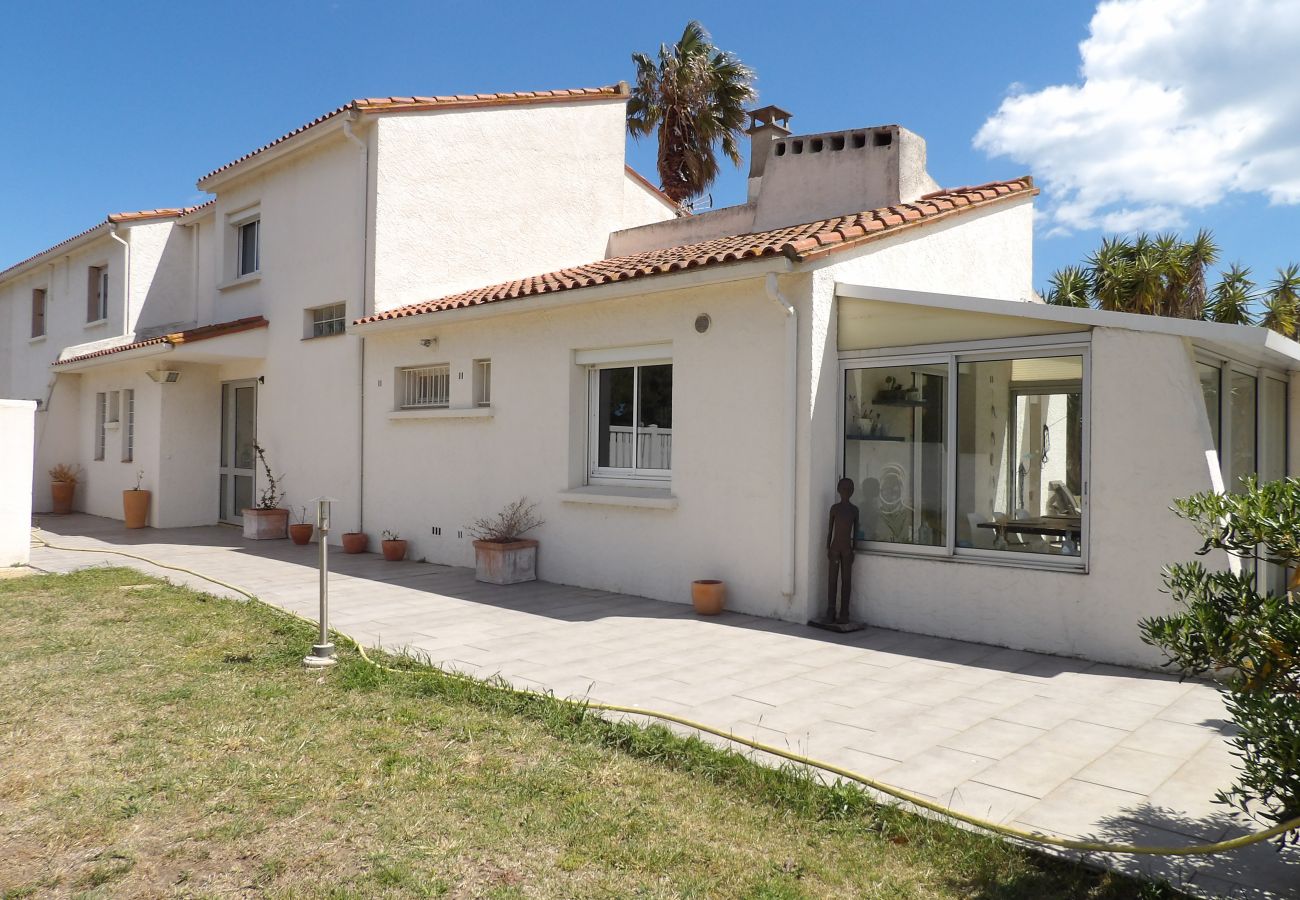 Villa à Saint-Cyprien - St Cyprien magnifique Villa piscine privée 10 personnes