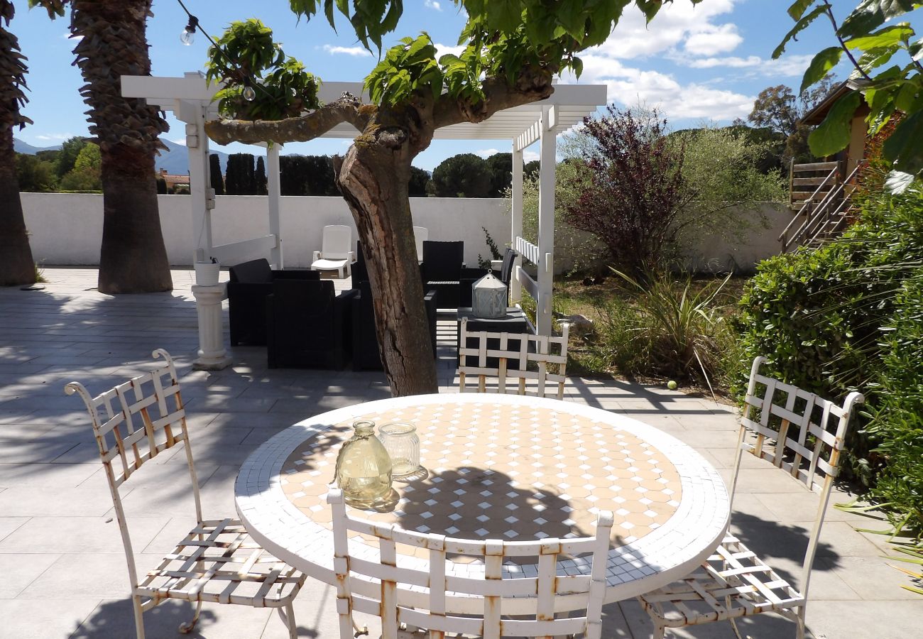 Villa à Saint-Cyprien - St Cyprien magnifique Villa piscine privée 10 personnes