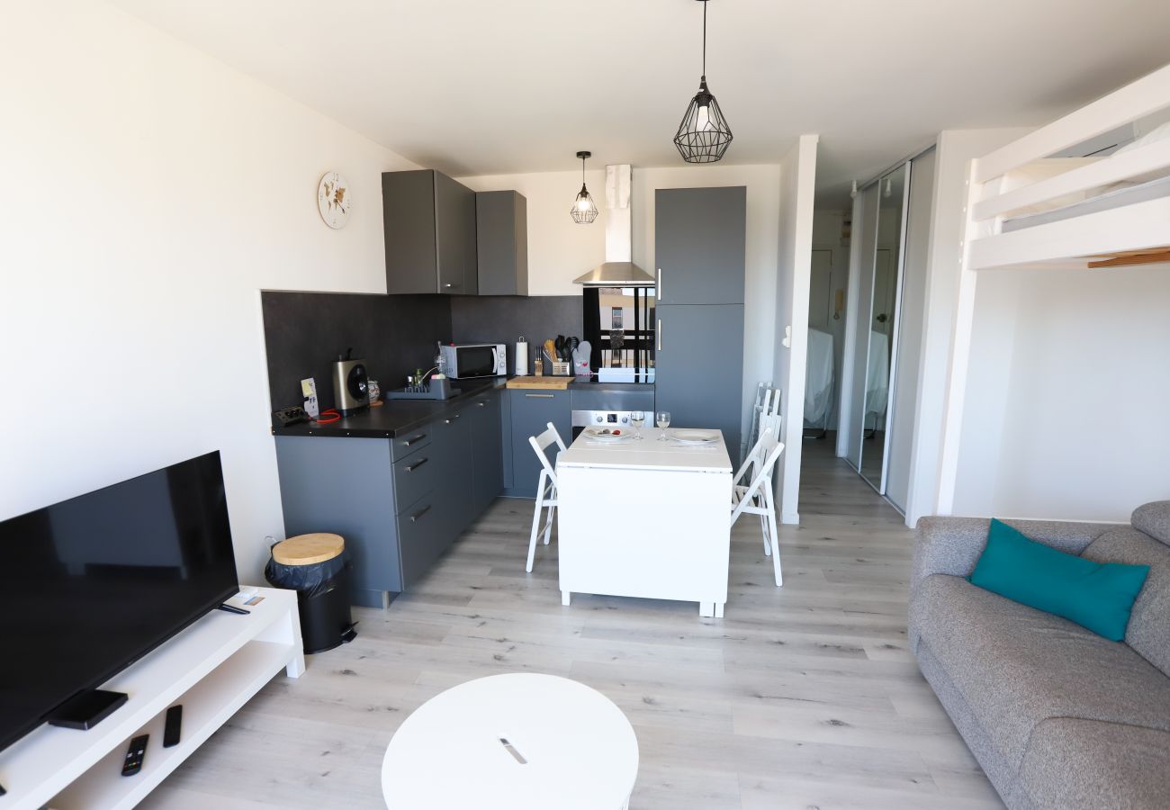 Studio à Saint-Cyprien - Appart lumineux et climatisé St Cyprien 3 min du port 