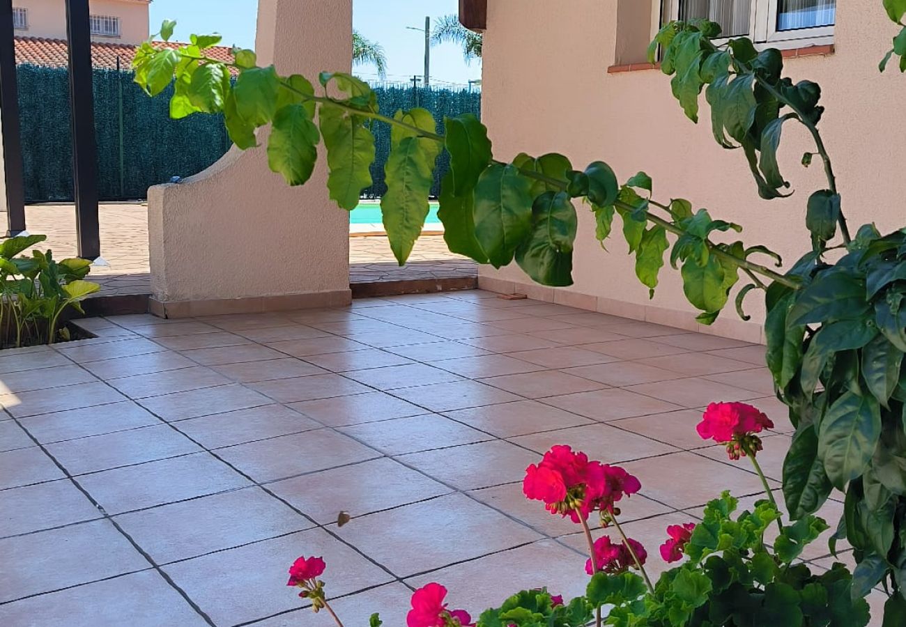 Villa à Saint-Cyprien - 🌴 Villa avec piscine à 6 min du port – Saint-Cyprien